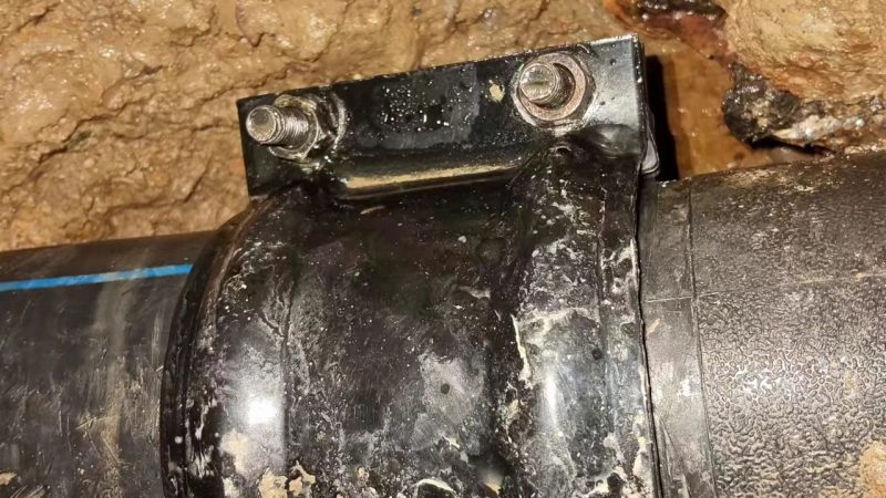 Theme-Park Water Main — Straight Pipe Clamp Stops a Live Leak
