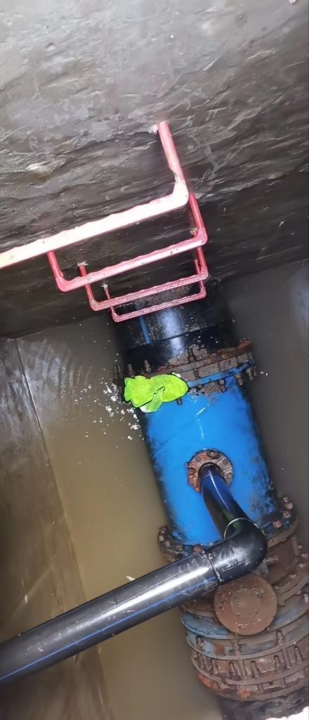 PE630 to DN610 Steel — Flange Repair Clamp at a Road Junction