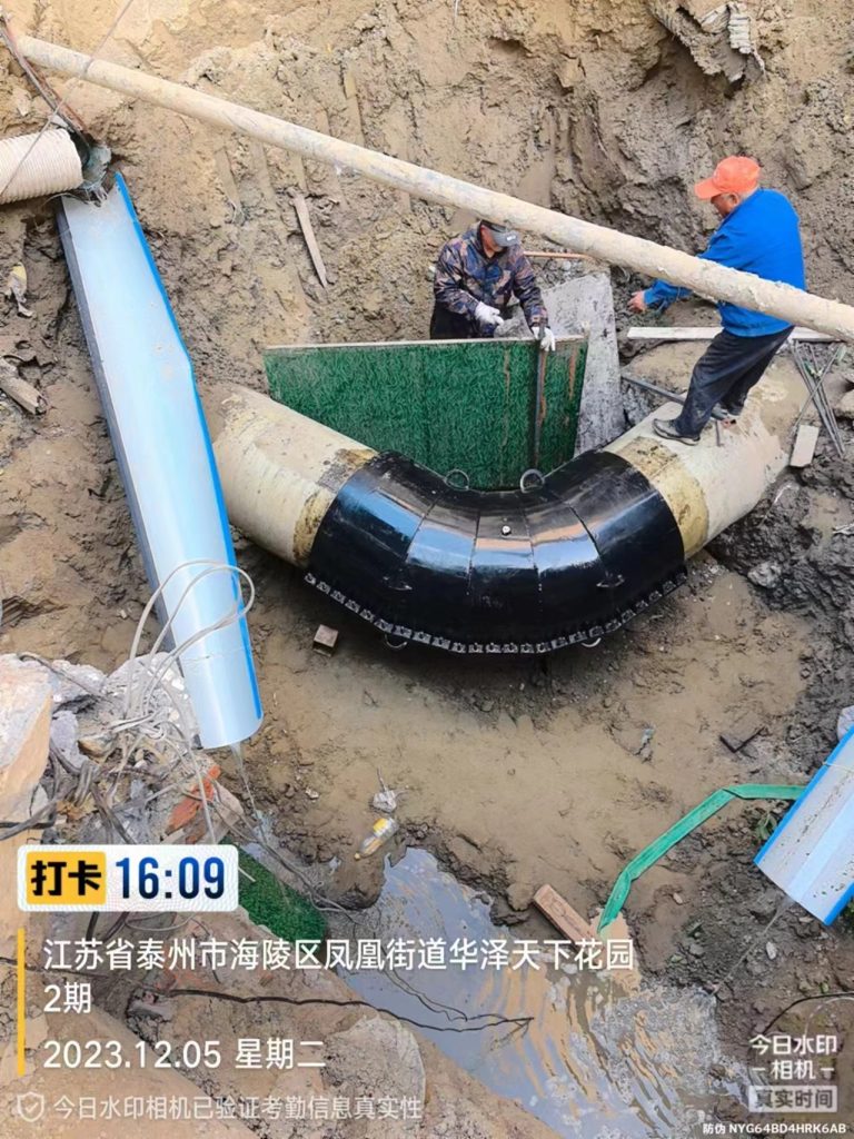 Buried Elbow — Moulded Steel Elbow Clamp Covers the Bend