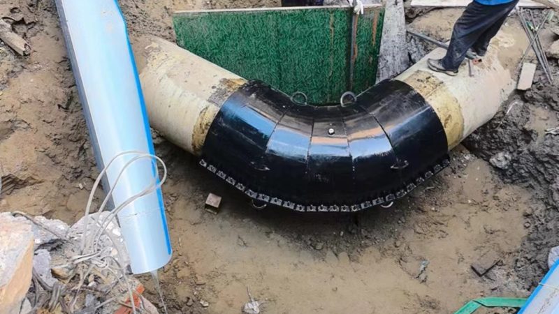 Buried Elbow — Moulded Steel Elbow Clamp Covers the Bend
