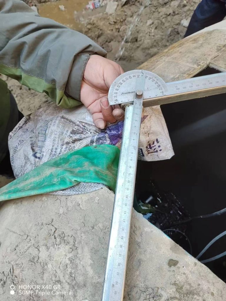 Buried Elbow — Moulded Steel Elbow Clamp Covers the Bend