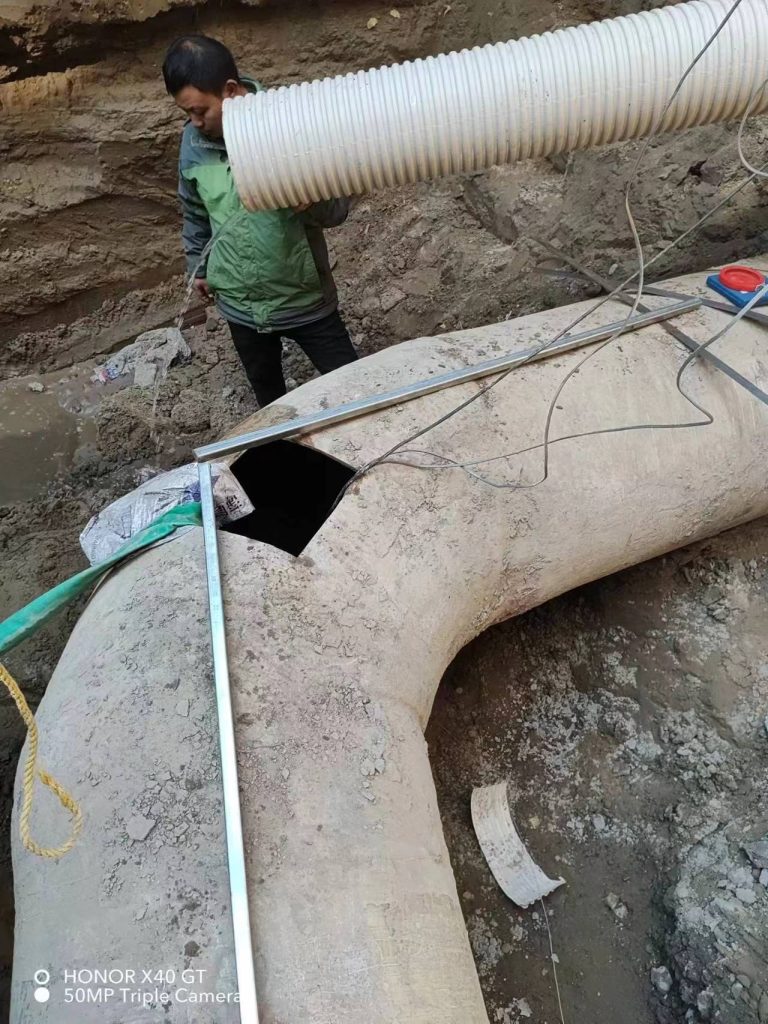 Buried Elbow — Moulded Steel Elbow Clamp Covers the Bend