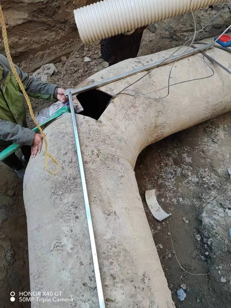 Buried Elbow — Moulded Steel Elbow Clamp Covers the Bend