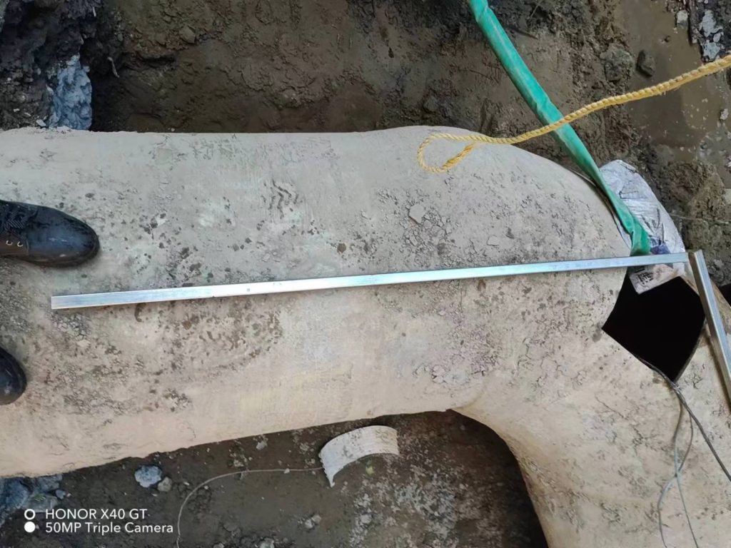 Buried Elbow — Moulded Steel Elbow Clamp Covers the Bend